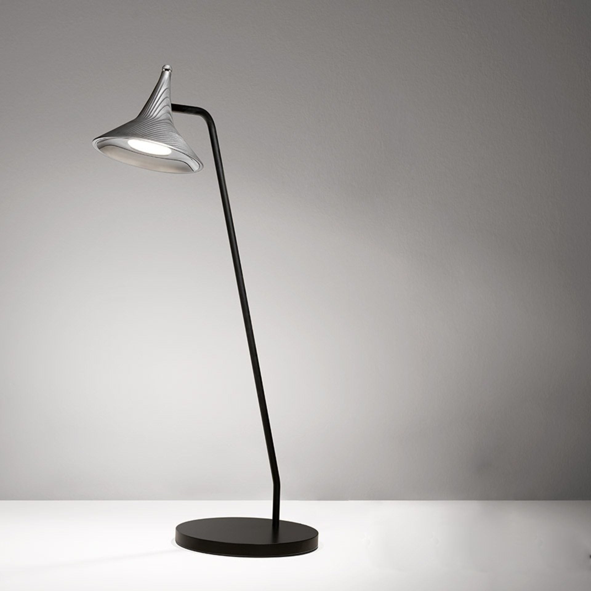 Levně Artemide stolní LED lampa Unterlinden 9 W 3000K stmívatelná hliník