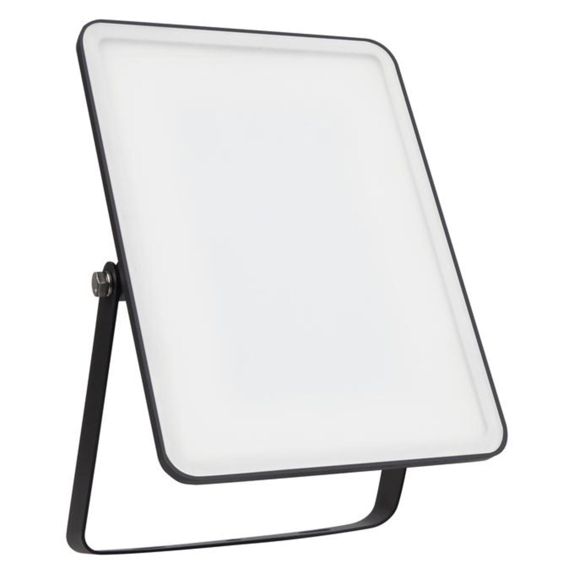 Levně LEDVANCE LED reflektor Essential 50 W 3000 K IP65