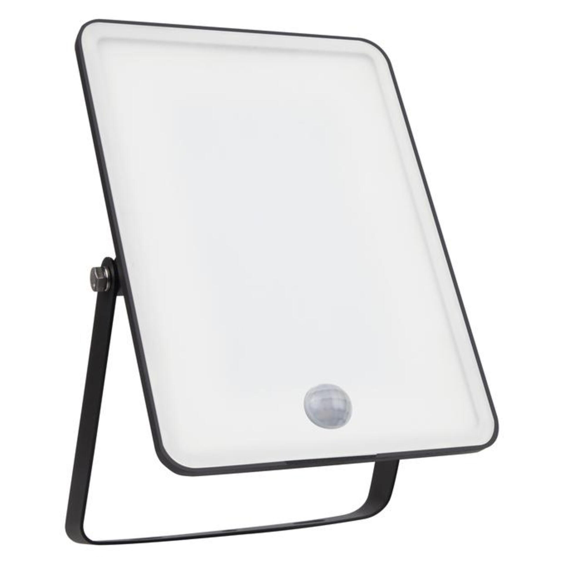 Levně LEDVANCE LED reflektor Floodlight Essential Sensor 50 W 3000 K s pohybovým čidlem