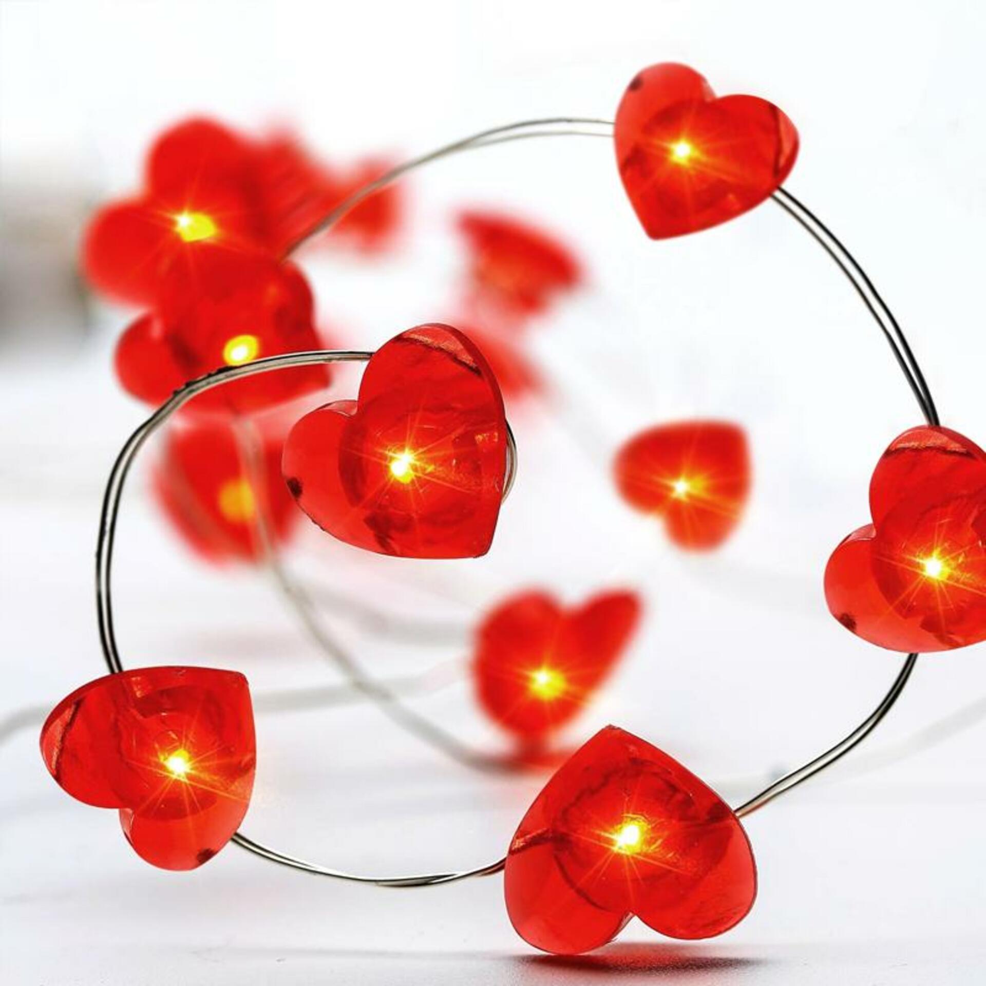 Levně ACA Lighting červená srdce, 20 LED dekorační řetěz, červená, stříbrný měďený drát na baterie 2xAA, IP20, 2m+10cm,1.2W X01204115