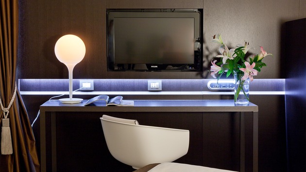Artemide stolní lampa Castore 35 E27 max 21 W stmívatelná