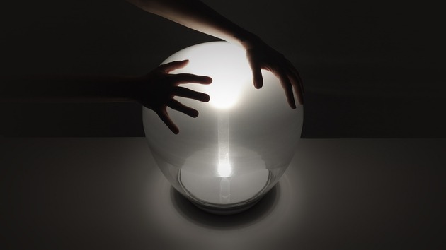 Artemide stolní LED lampa Empatia 36 26 W 3000K stmívatelná