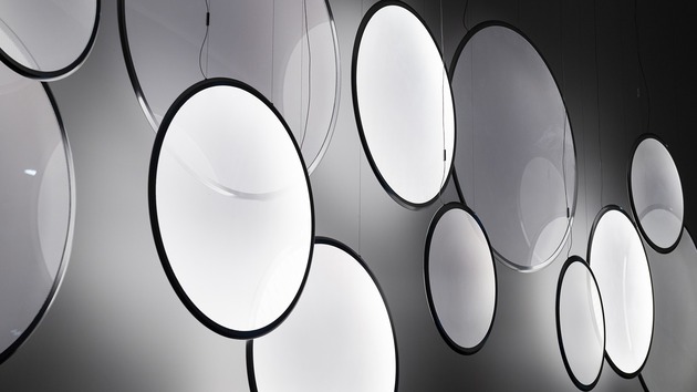 Artemide závěsné svítidlo Discovery Vertical 140 RGBW 79 W stmívatelné DALI