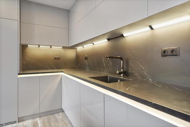 LEDVANCE LED kuchyňské svítidlo Linear Angle Frameless Sensor 35cm CCT DIM černé 4058075842441