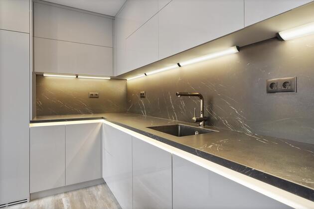 LEDVANCE LED kuchyňské svítidlo Linear Angle Frameless Sensor 55cm CCT DIM černé 4058075842489