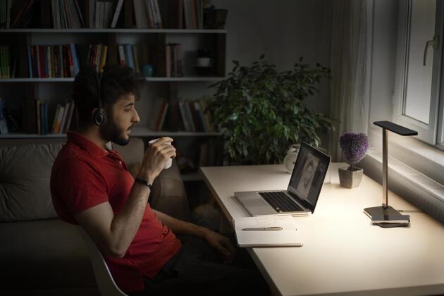 LEDVANCE LED stolní lampa Office Line Desk Banker Qi nabíjení 17W CCT Dimmable černé 4058075842984