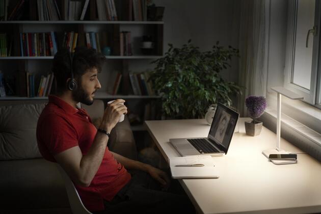 LEDVANCE LED stolní lampa Office Line Desk Banker Qi nabíjení 17W CCT Dimmable bílé 4058075843004