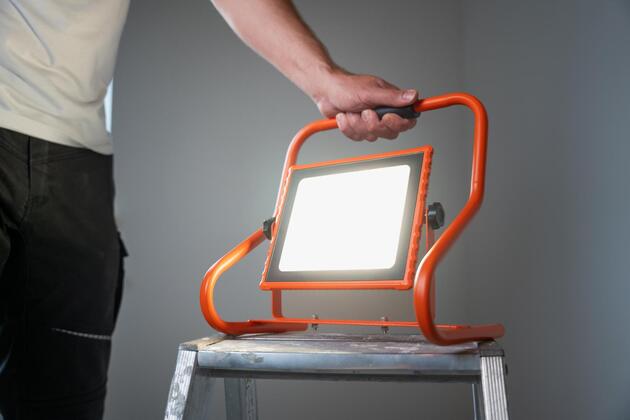 LEDVANCE LED pracovní reflektor R-Stand 30 W 4000 K akumulátorový