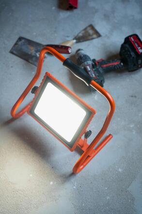 LEDVANCE LED pracovní reflektor R-Stand 30 W 4000 K akumulátorový