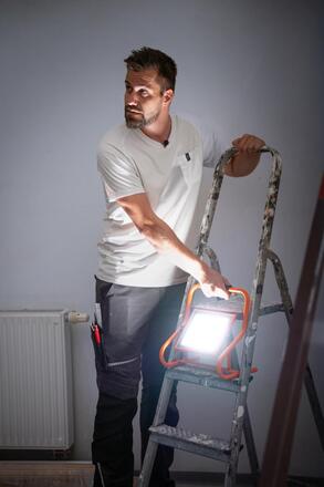 LEDVANCE LED pracovní reflektor R-Stand 30 W 4000 K akumulátorový