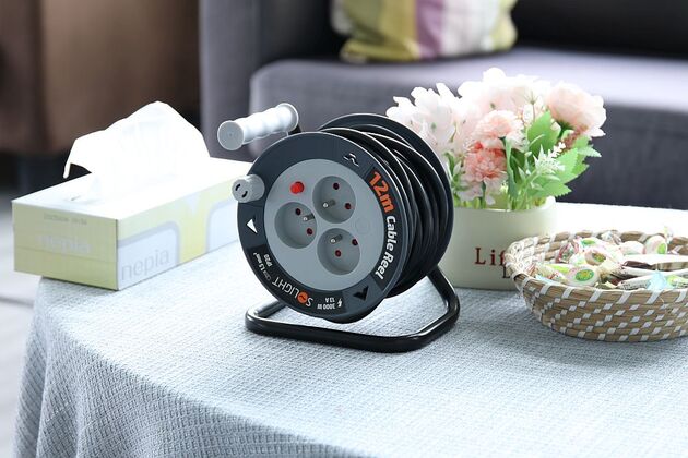 Solight prodlužovací přívod na bubnu 12m, 3 zásuvky, černý kabel, 3x 1,5mm2 PB24