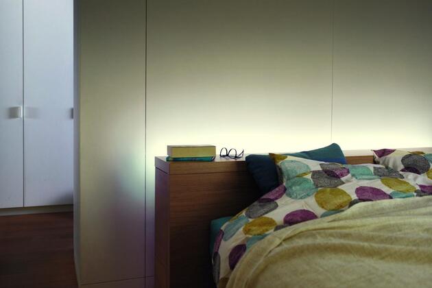 Philips 70102/31/P6 Lightstrip LED pásek 5m 1x17W 450lm RGB krokové stmívání + ovladač IP20, transparentní