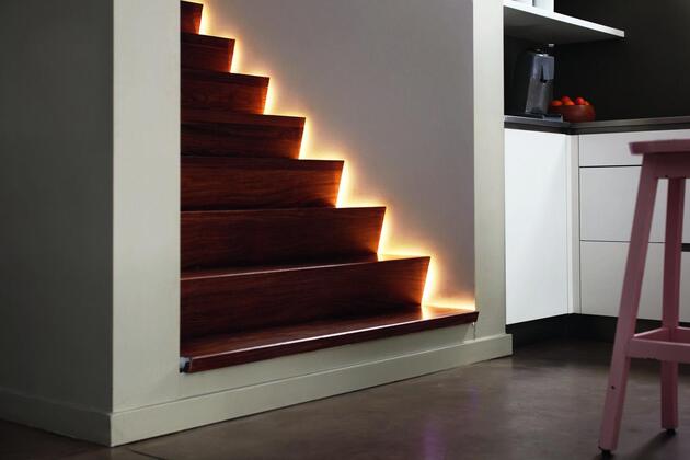 Philips 70102/31/P6 Lightstrip LED pásek 5m 1x17W 450lm RGB krokové stmívání + ovladač IP20, transparentní