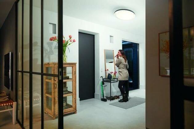 Hue LED White Ambiance Stropní svítidlo Philips Cher BT 8719514341173 33,5W 3000lm 2200-6500K 240V, černé s dálkovým ovladačem a Bluetooth