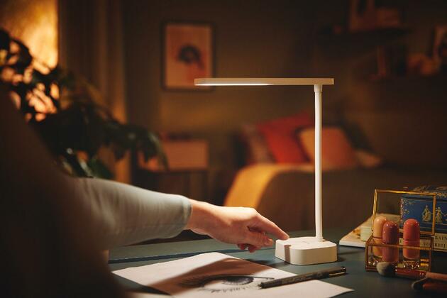 Philips Tilpa stolní LED lampa 1x5W 130lm 5000K IP20 USB, stmívatelná, bílá