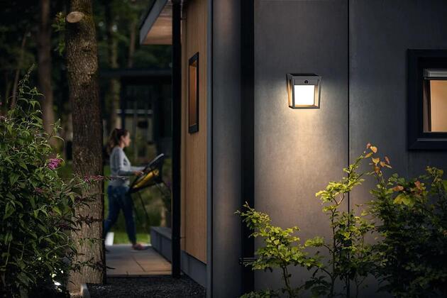 Philips Blaise UltraEfficient solární LED svítidlo se senzorem 1,5W 250/20lm 3000K IP44, hranaté, antracit