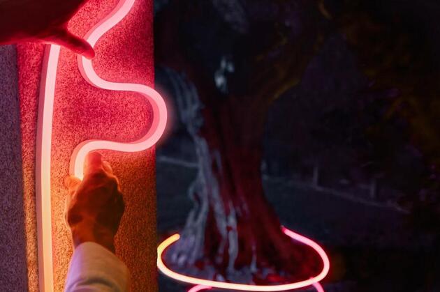 Philips Hue Neon venkovní světelný pás 5m EU 2200-6500K RGB