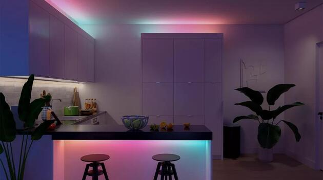 Philips Hue Essential světelný pás 5m EU 2200-6500K RGB