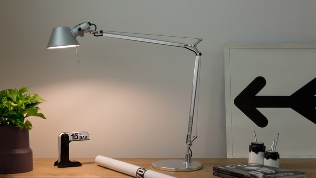 Artemide stolní LED lampa Tolomeo 8 W 2700K stmívatelná s čidlem přítomnosti bez podstavce