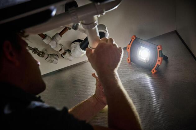 OSRAM LEDinspect FLOODLIGHT 600 ESSENTIAL nabíjecí pracovní reflektor s powerbankou LEDIL434ESN