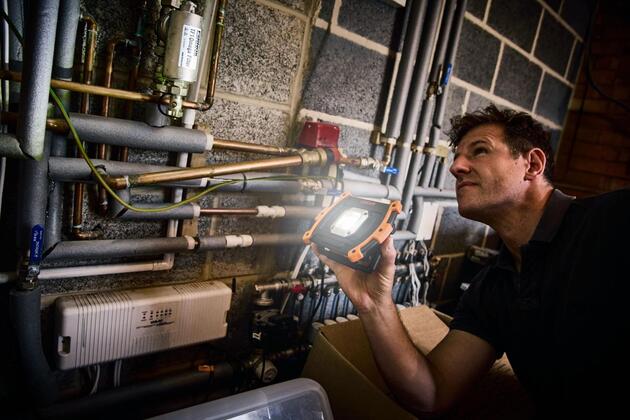 OSRAM LEDinspect FLOODLIGHT 600 ESSENTIAL nabíjecí pracovní reflektor s powerbankou LEDIL434ESN