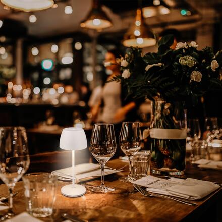 BRILONER Serina Mini LED stolní lampička bezdrátová IP44, stmívatelné, s nabíjecí základnou, bílé 7504016