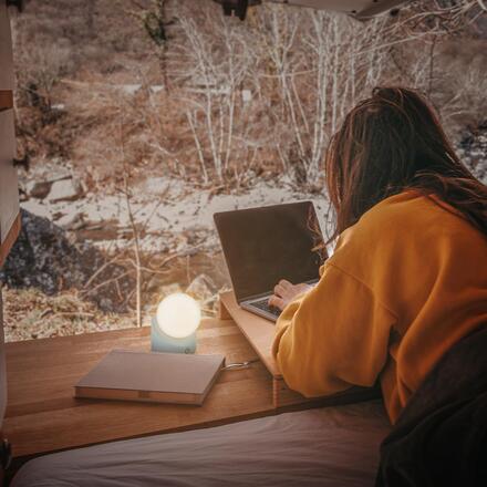 BRILONER Sora Mini LED stolní lampička bezdrátová IP54, stmívatelné, dotykový vypínač, modrá 7561010