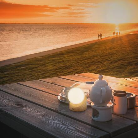 BRILONER Sora Mini LED stolní lampička bezdrátová IP54, stmívatelné, dotykový vypínač, imitace dřeva 7561011