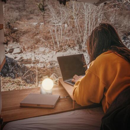 BRILONER Sora Mini LED stolní lampička bezdrátová IP54, stmívatelné, dotykový vypínač, matný chrom 7561014