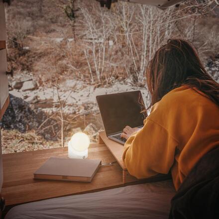 BRILONER Sora Mini LED stolní lampička bezdrátová IP54, stmívatelné, dotykový vypínač, bílá 7561016