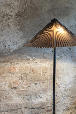 Markslöjd Plisado stojací lampa šedá