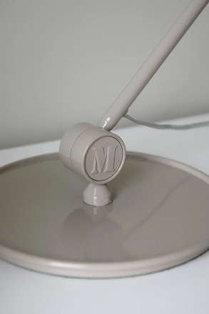 Markslöjd Tilt stolní lampa šedá