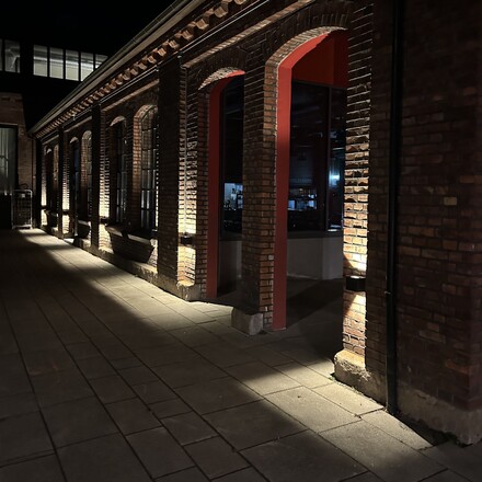 SLC venkovní nástěnné LED svítidlo Shadow se zásuvkami 787lm 2700/3000/4000K stmívatelné černé IP65