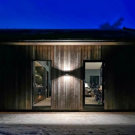 SLC venkovní nástěnné LED svítidlo Shadow se zásuvkami 787lm 2700/3000/4000K stmívatelné černé IP65