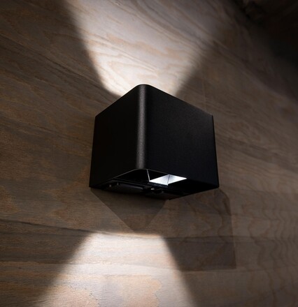 SLC venkovní nástěnné LED svítidlo Shadow se zásuvkami 787lm 2700/3000/4000K stmívatelné černé IP65