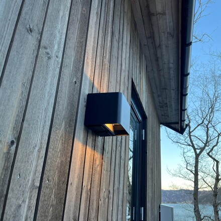 SLC venkovní nástěnné LED svítidlo Shadow se zásuvkami 787lm 2700/3000/4000K stmívatelné černé IP65