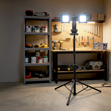 Solight duální teleskopický přenosný LED reflektor se zásuvkou, 2x30W, 5400lm, 4000K, 62-152cm, IP54 WM-60W-FVP